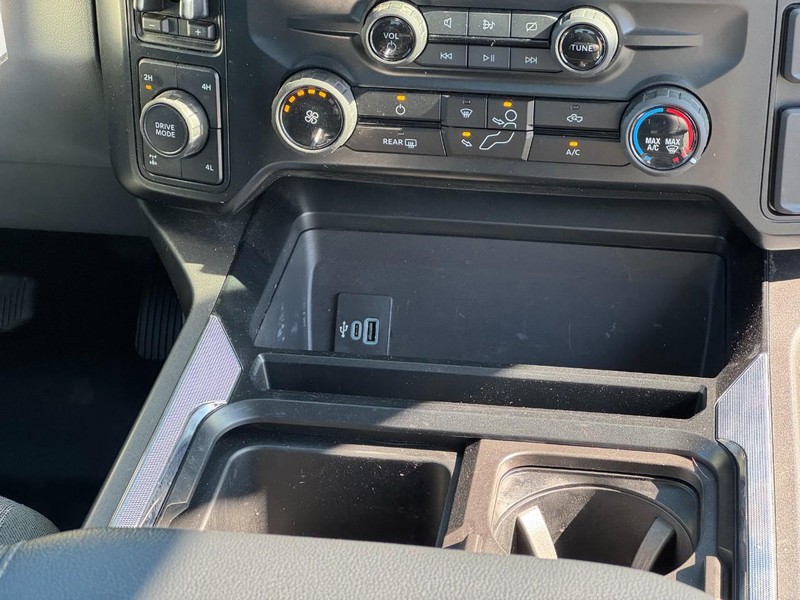 Ford Super Duty F-350 SRW Vehicle Full-screen Gallery Image 14