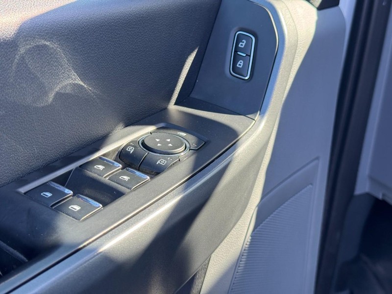 Ford Super Duty F-350 SRW Vehicle Full-screen Gallery Image 17