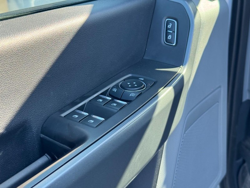 Ford Super Duty F-350 SRW Vehicle Full-screen Gallery Image 24