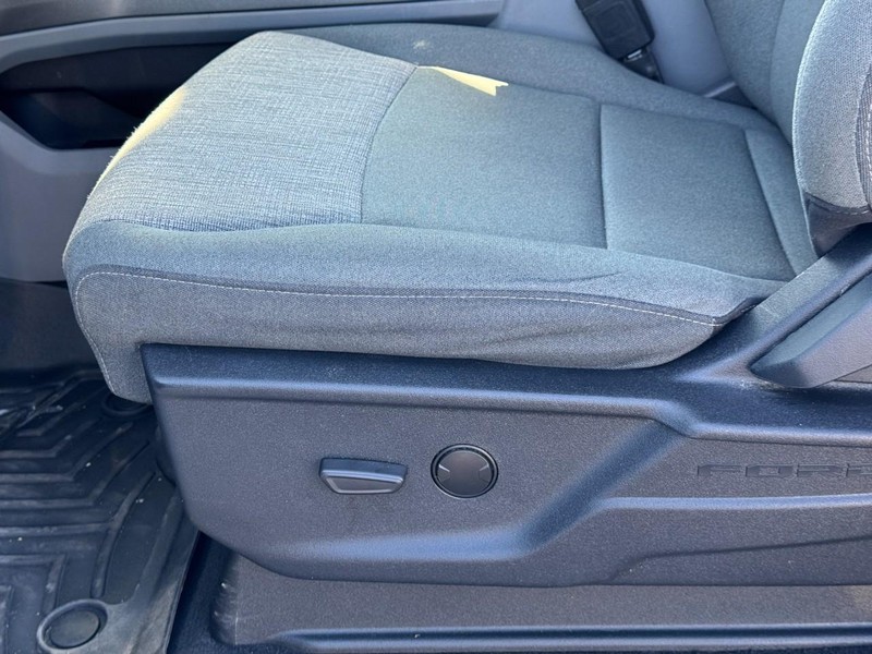 Ford Super Duty F-350 SRW Vehicle Full-screen Gallery Image 25