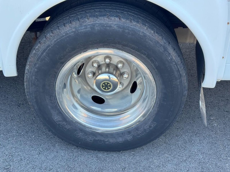 Ford Econoline Commercial Cutaway Vehicle Full-screen Gallery Image 05