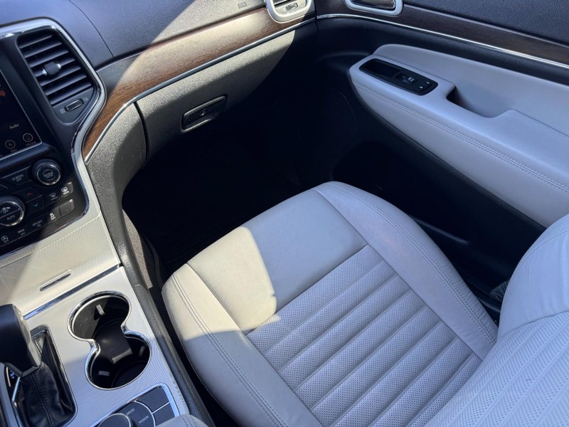 Jeep Grand Cherokee Vehicle Full-screen Gallery Image 15