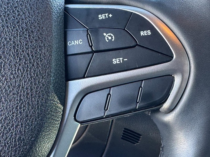 Jeep Grand Cherokee Vehicle Full-screen Gallery Image 18