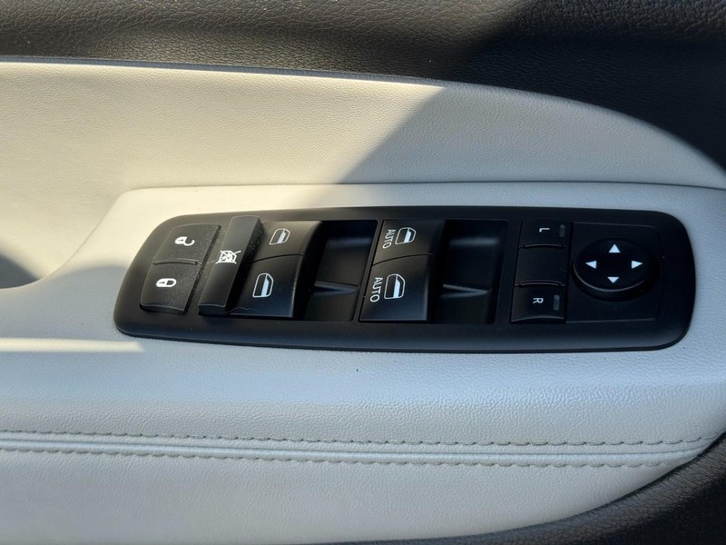 Jeep Grand Cherokee Vehicle Full-screen Gallery Image 25