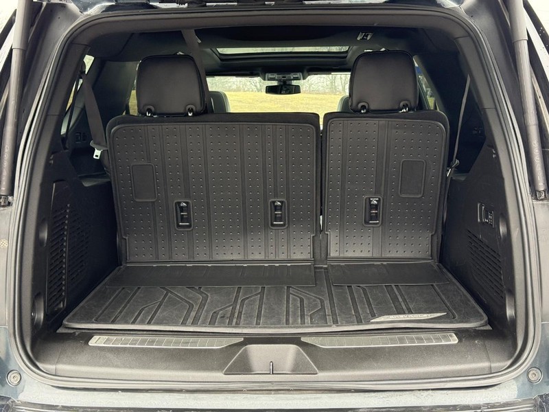 Chevrolet Suburban Vehicle Full-screen Gallery Image 06