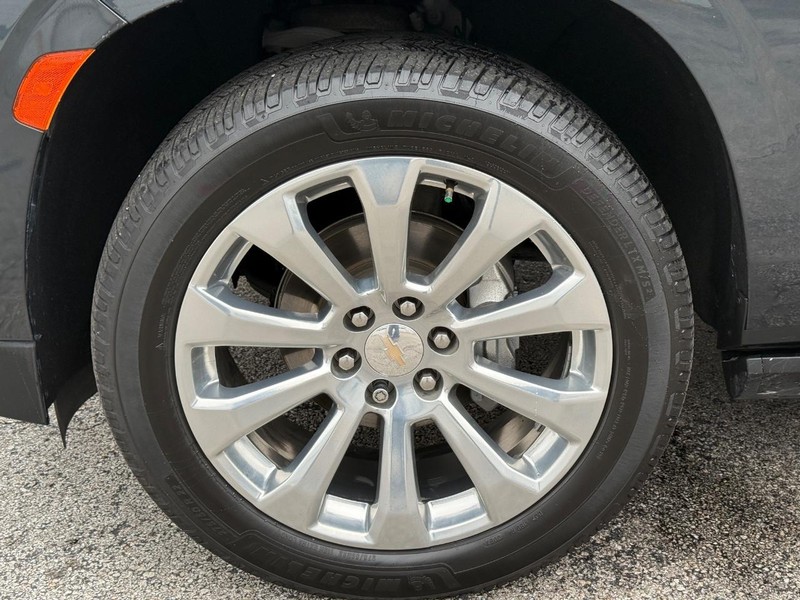 Chevrolet Suburban Vehicle Full-screen Gallery Image 07