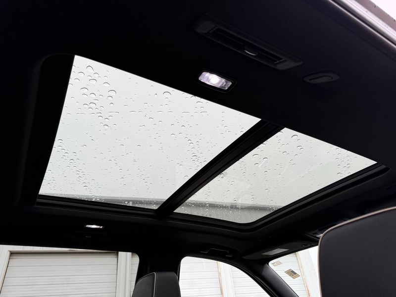 Chevrolet Suburban Vehicle Full-screen Gallery Image 11