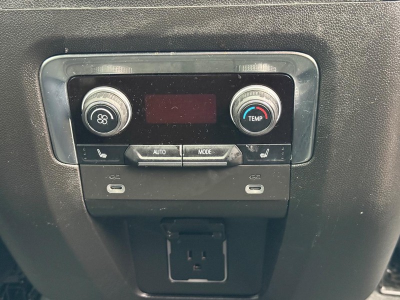 Chevrolet Suburban Vehicle Full-screen Gallery Image 13