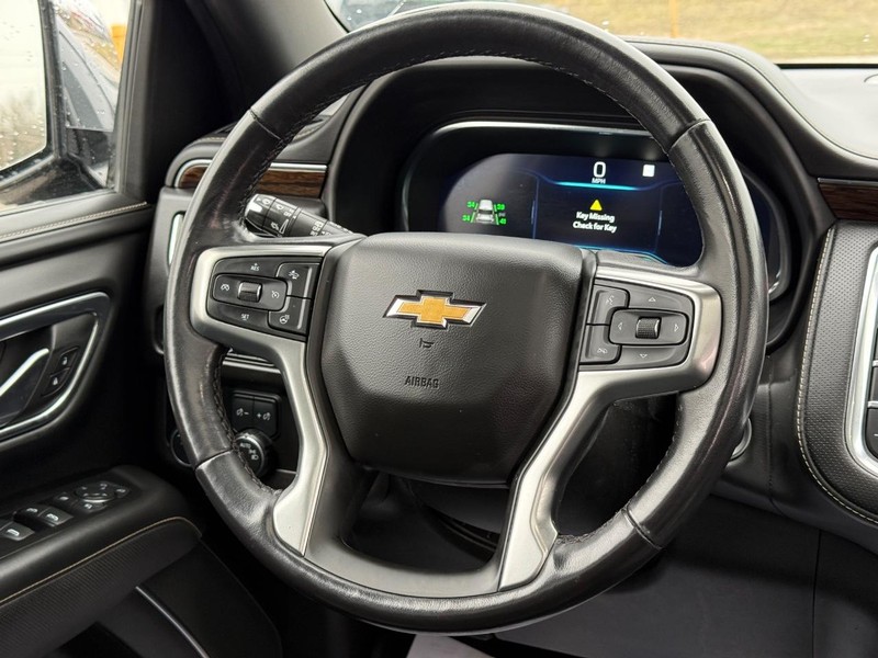 Chevrolet Suburban Vehicle Full-screen Gallery Image 15
