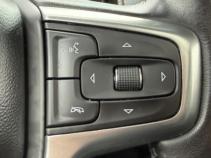 Chevrolet Suburban Vehicle Full-screen Gallery Image 17