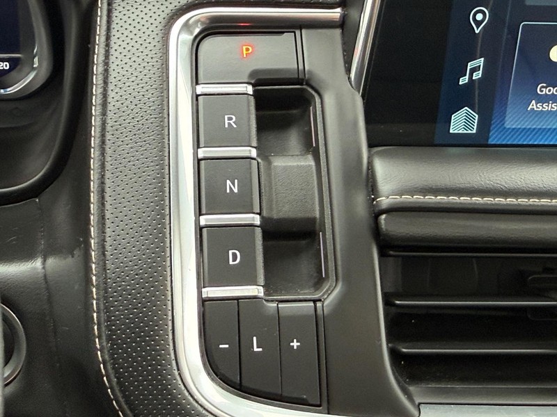 Chevrolet Suburban Vehicle Full-screen Gallery Image 19