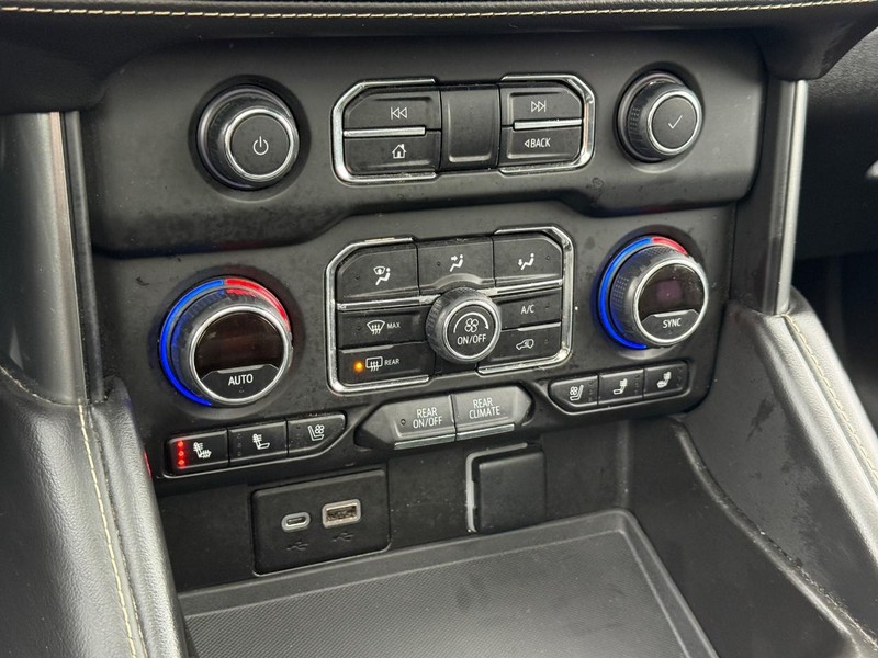 Chevrolet Suburban Vehicle Full-screen Gallery Image 21