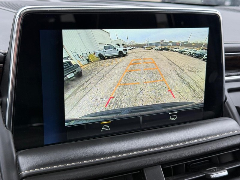 Chevrolet Suburban Vehicle Full-screen Gallery Image 22