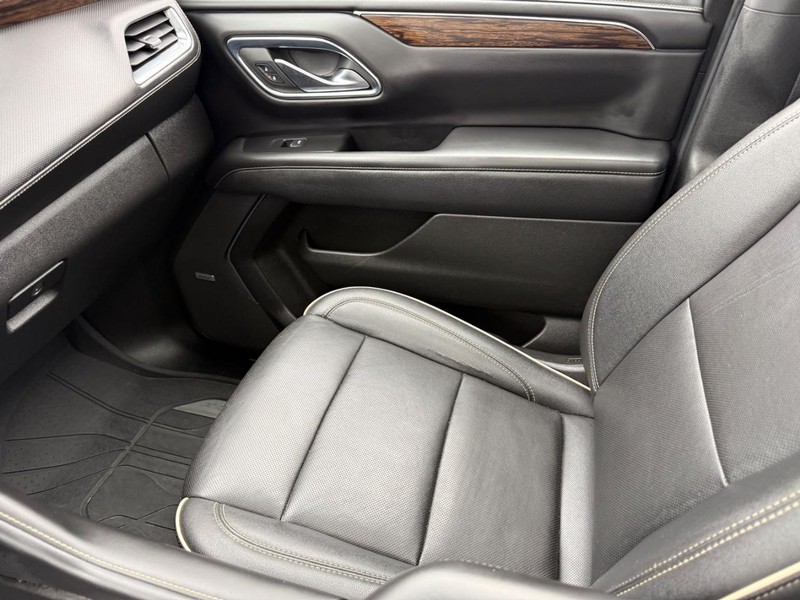 Chevrolet Suburban Vehicle Full-screen Gallery Image 23