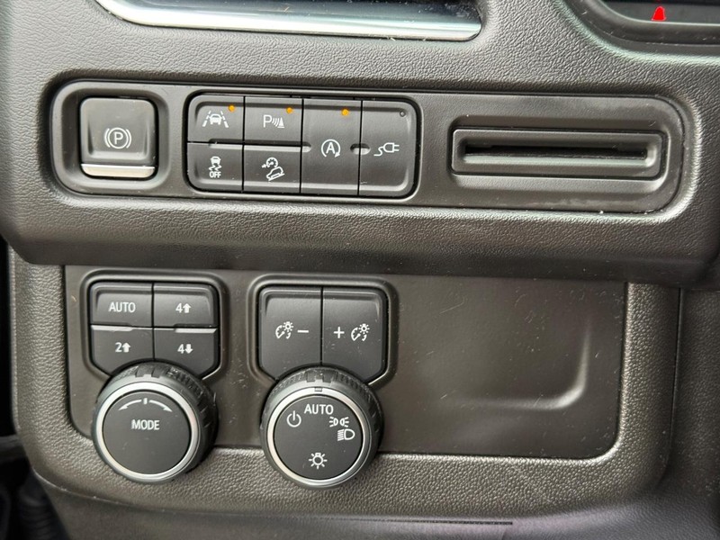 Chevrolet Suburban Vehicle Full-screen Gallery Image 25