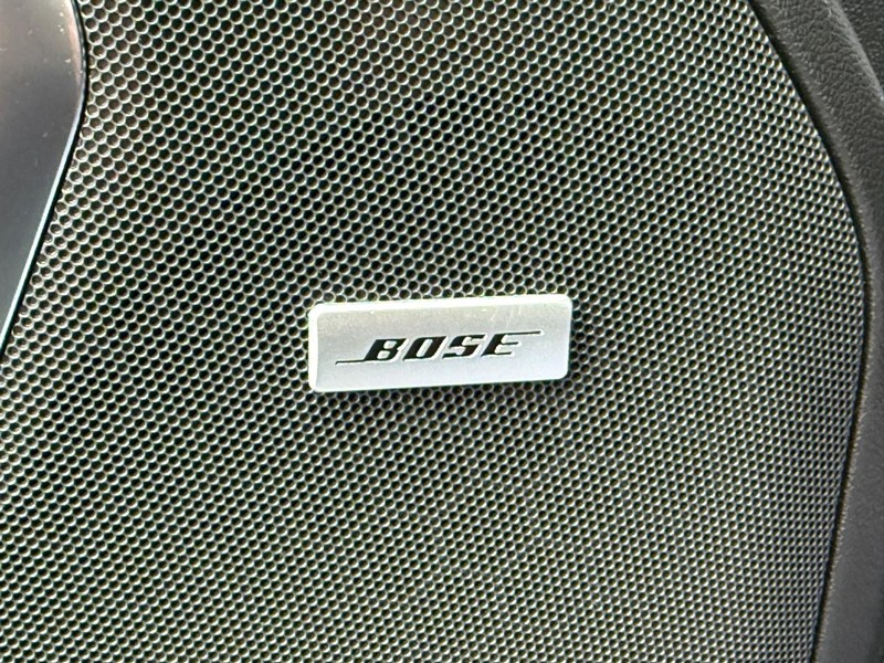 Chevrolet Suburban Vehicle Full-screen Gallery Image 26