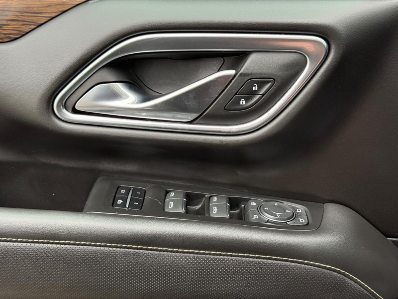 Chevrolet Suburban Vehicle Full-screen Gallery Image 27