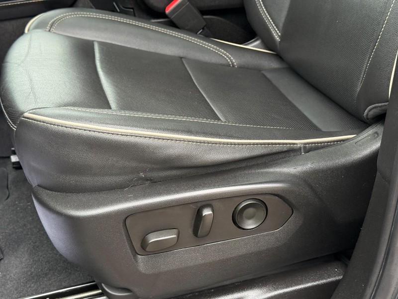 Chevrolet Suburban Vehicle Full-screen Gallery Image 28