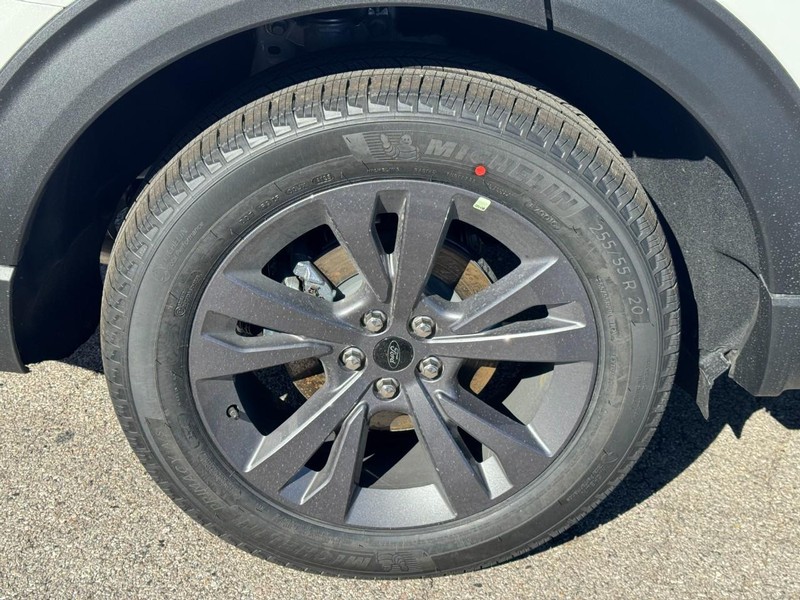 Ford Explorer Vehicle Full-screen Gallery Image 04