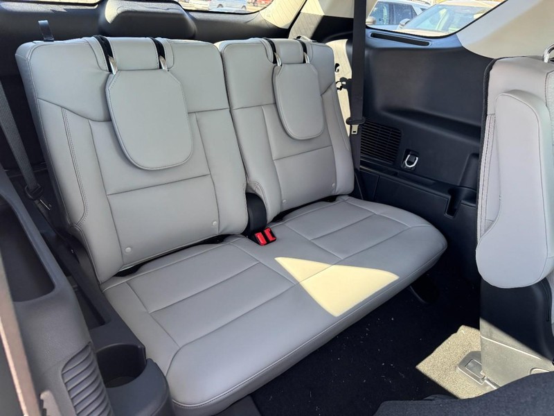 Ford Explorer Vehicle Full-screen Gallery Image 05