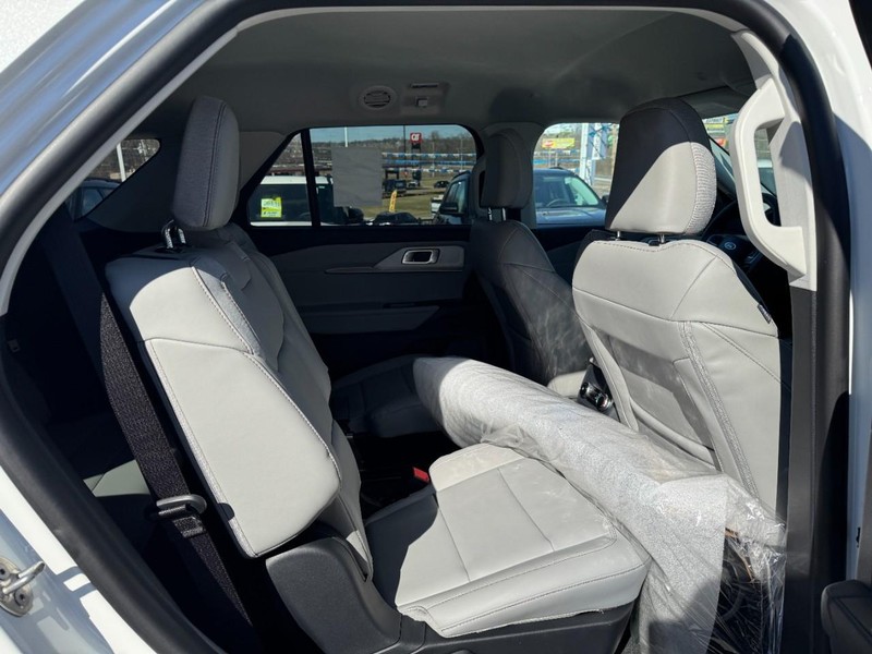Ford Explorer Vehicle Full-screen Gallery Image 06