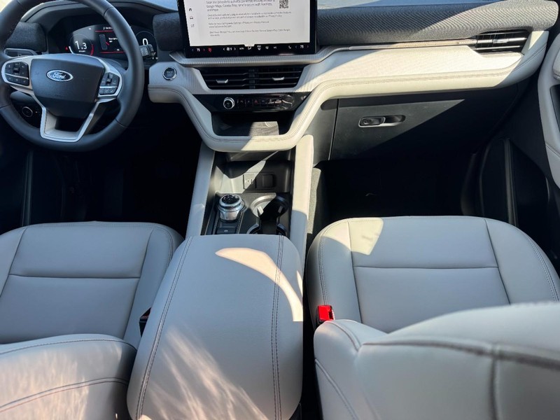 Ford Explorer Vehicle Full-screen Gallery Image 07