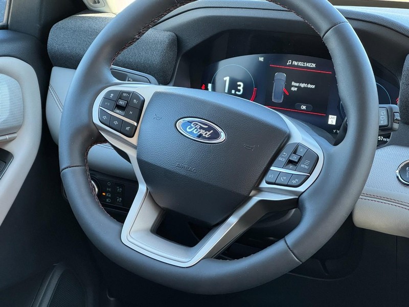 Ford Explorer Vehicle Full-screen Gallery Image 08