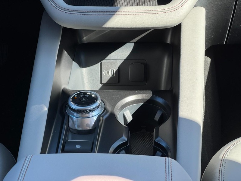 Ford Explorer Vehicle Full-screen Gallery Image 10