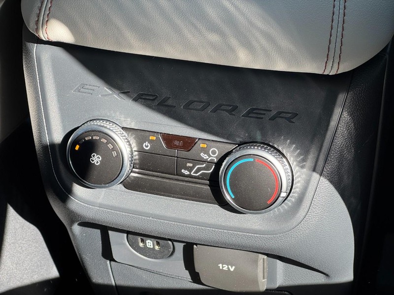 Ford Explorer Vehicle Full-screen Gallery Image 11