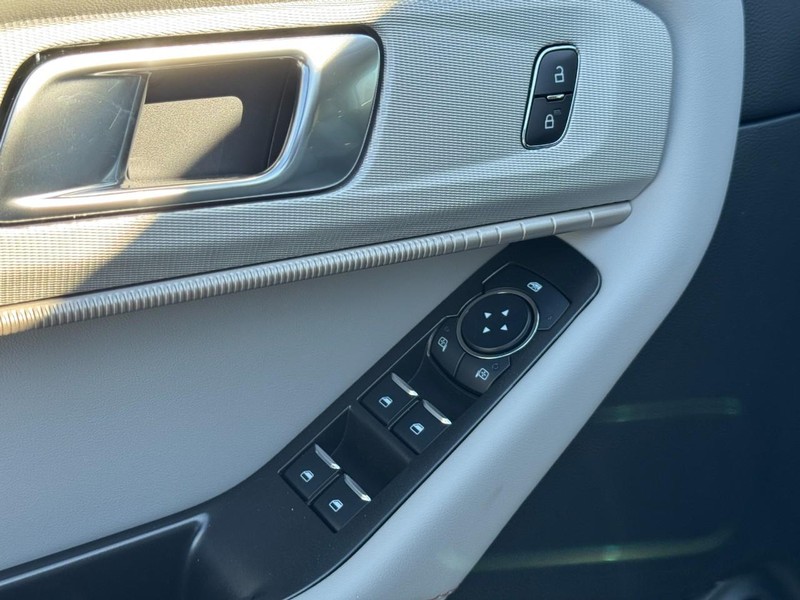 Ford Explorer Vehicle Full-screen Gallery Image 12