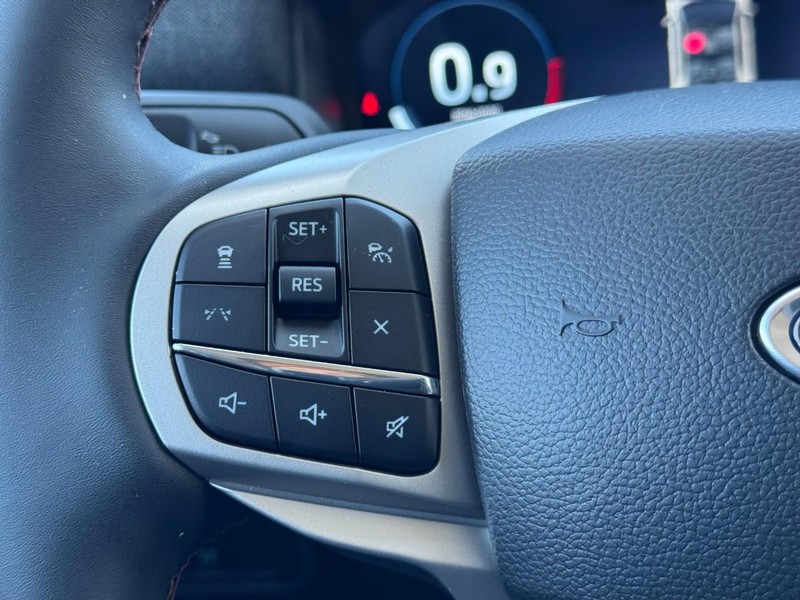 Ford Explorer Vehicle Full-screen Gallery Image 15