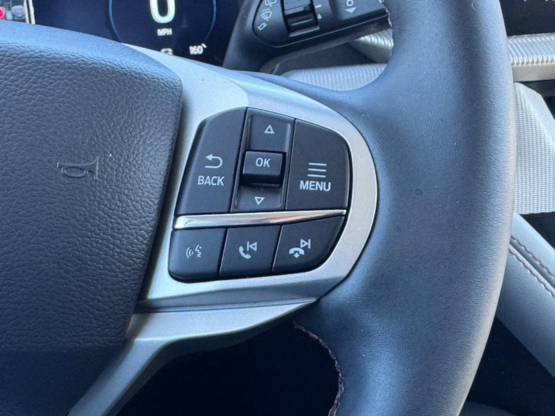 Ford Explorer Vehicle Full-screen Gallery Image 16