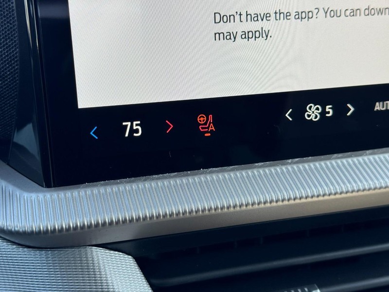 Ford Explorer Vehicle Full-screen Gallery Image 18