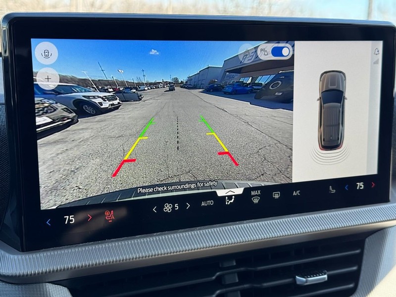 Ford Explorer Vehicle Full-screen Gallery Image 19