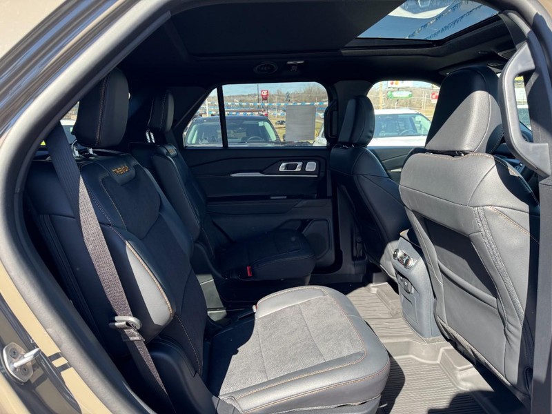 Ford Explorer Vehicle Full-screen Gallery Image 05