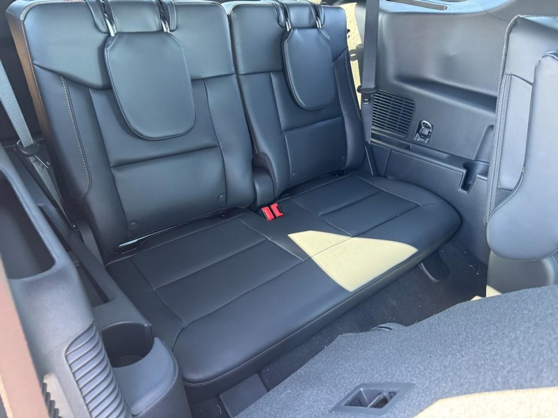 Ford Explorer Vehicle Full-screen Gallery Image 06