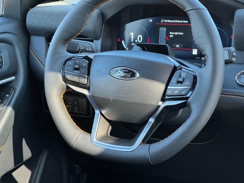 Ford Explorer Vehicle Full-screen Gallery Image 08