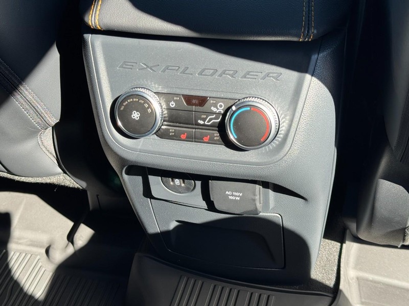 Ford Explorer Vehicle Full-screen Gallery Image 11