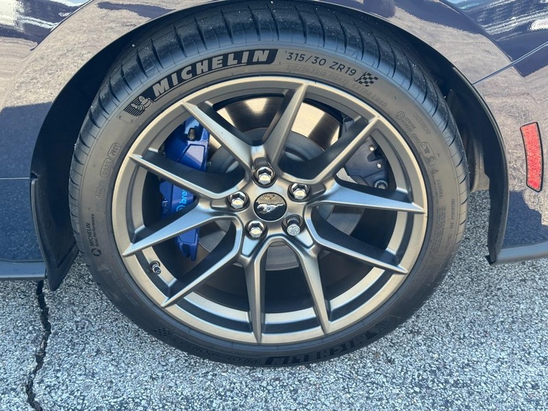 Ford Mustang Vehicle Full-screen Gallery Image 06