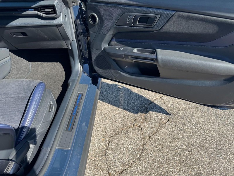 Ford Mustang Vehicle Full-screen Gallery Image 11