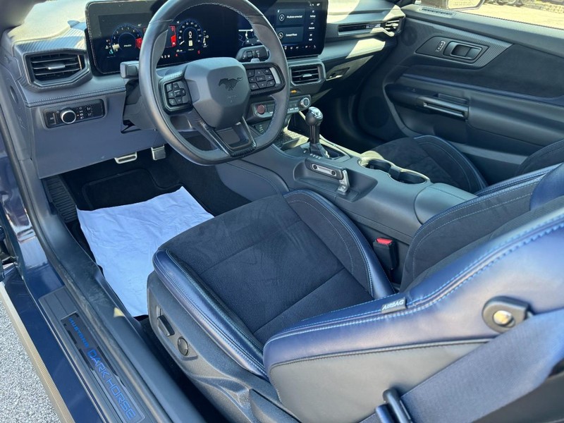 Ford Mustang Vehicle Full-screen Gallery Image 12