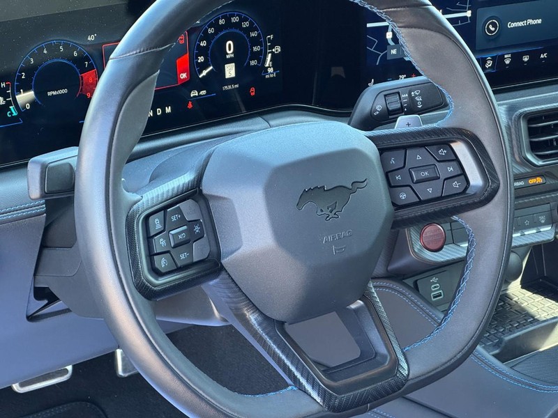 Ford Mustang Vehicle Full-screen Gallery Image 13