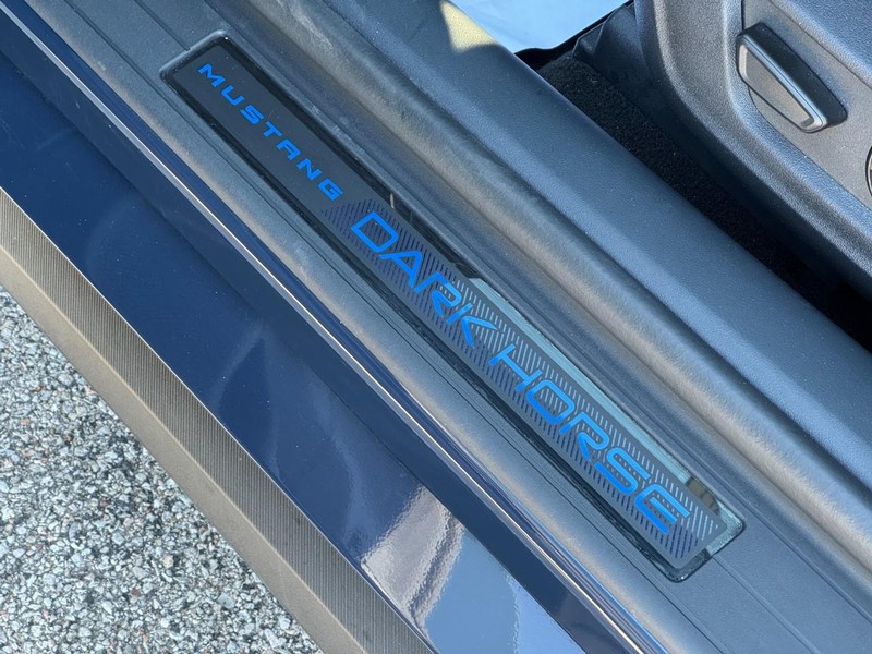 Ford Mustang Vehicle Full-screen Gallery Image 14