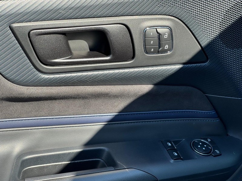 Ford Mustang Vehicle Full-screen Gallery Image 15