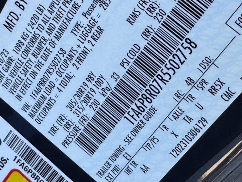 Ford Mustang Vehicle Full-screen Gallery Image 25