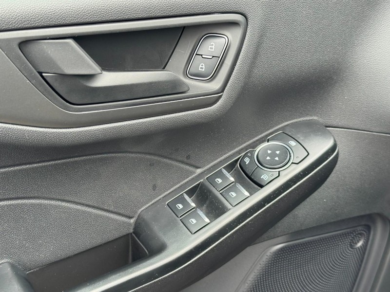 Ford Escape Vehicle Full-screen Gallery Image 10