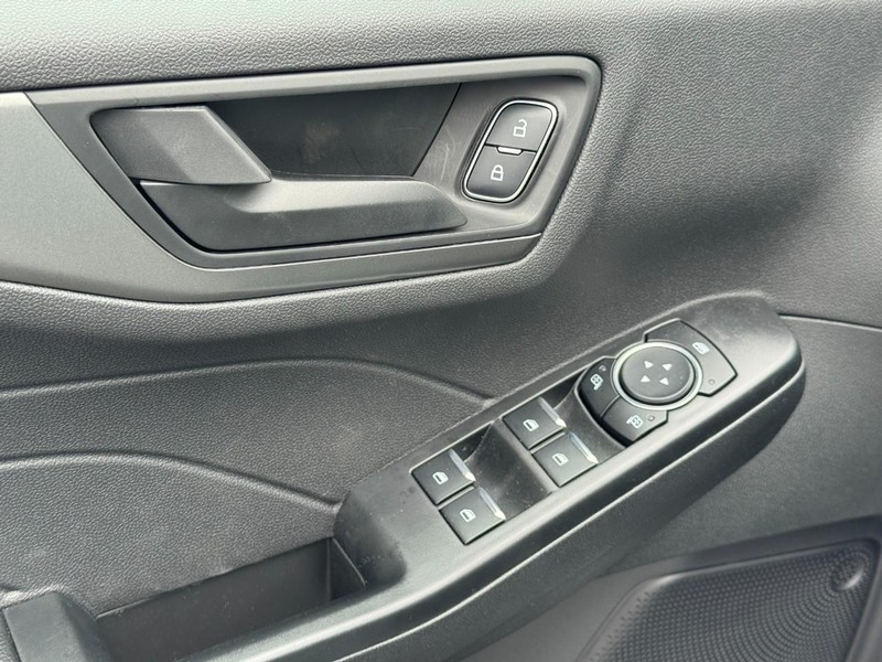 Ford Escape Vehicle Full-screen Gallery Image 10