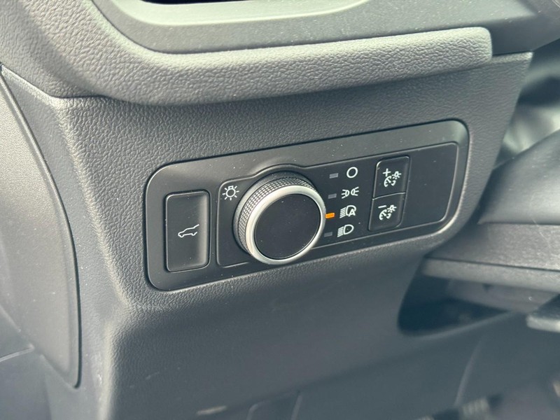 Ford Escape Vehicle Full-screen Gallery Image 12