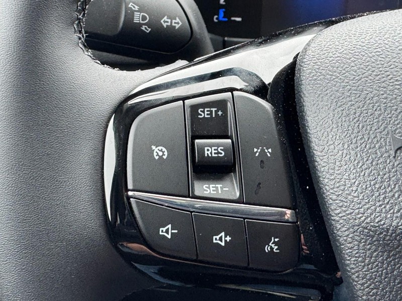 Ford Escape Vehicle Full-screen Gallery Image 13