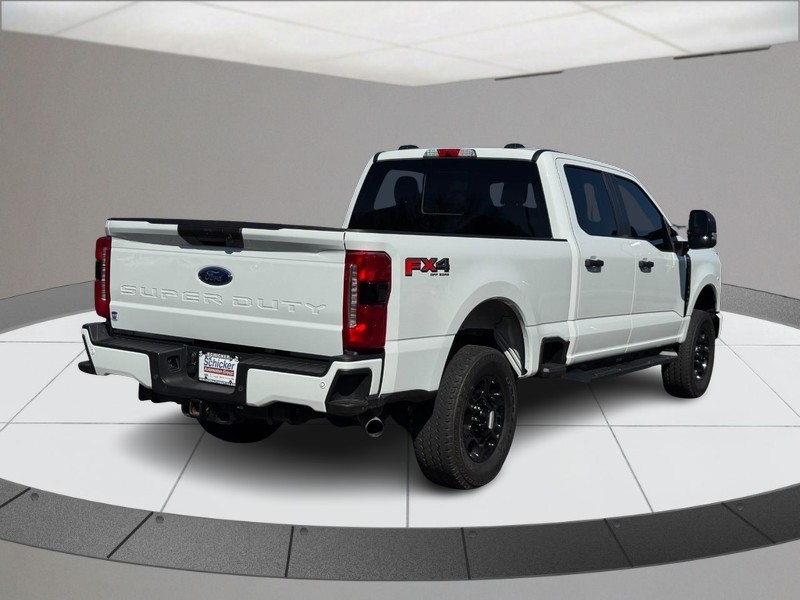 Ford Super Duty F-250 SRW Vehicle Full-screen Gallery Image 03